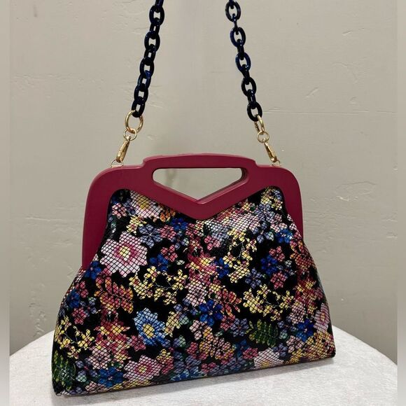 Floral Embossed Genuine Leather Handmade Wooden Frame & Cut-out Handle Bag - Picture 4 of 16